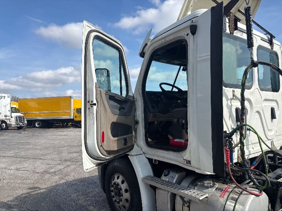 Day Cab Tractor-Heavy Duty Tractors-Freightliner-2020-Cascadia 11364ST-Middlefield-OH-258,938\n\t\tmiles-$ 47,500 - Image 9