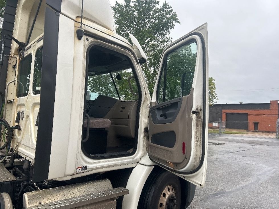 Day Cab Tractor-Heavy Duty Tractors-Freightliner-2020-Cascadia 11364ST-Middlefield-OH-323,897\n\t\tmiles-$ 44,000 - Image 12