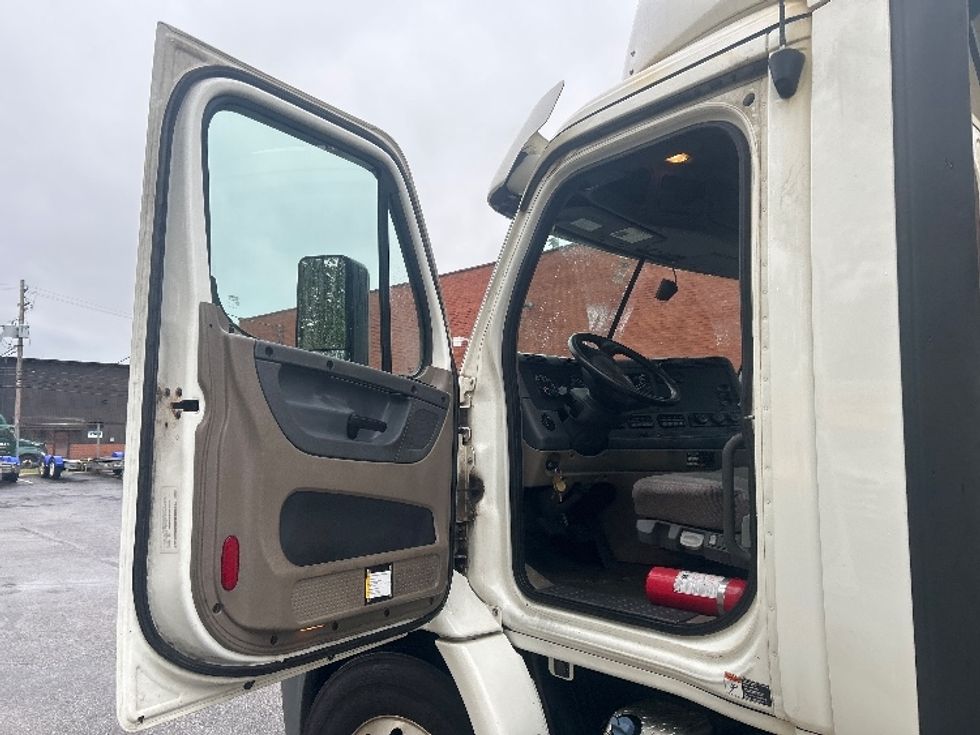 Day Cab Tractor-Heavy Duty Tractors-Freightliner-2020-Cascadia 11364ST-Middlefield-OH-323,897\n\t\tmiles-$ 44,000 - Image 9