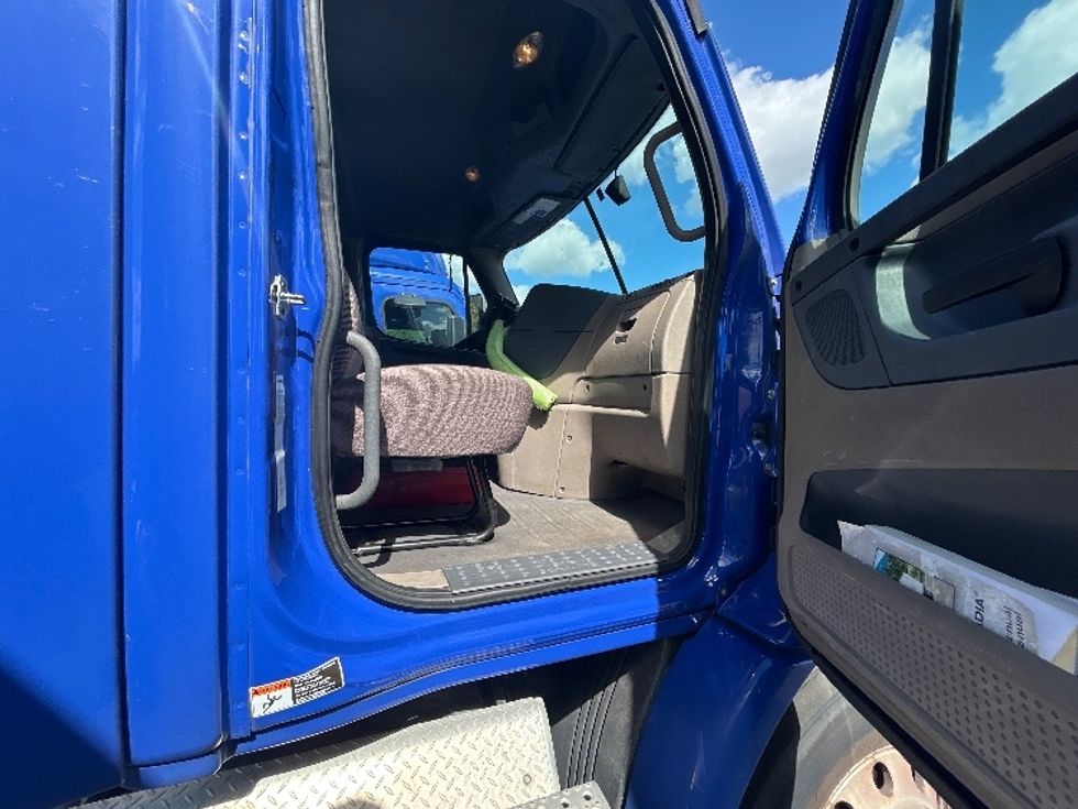 Day Cab Tractor-Heavy Duty Tractors-Freightliner-2020-Cascadia 11364ST-Ocala-FL-366,002\n\t\tmiles-$ 46,750 - Image 12