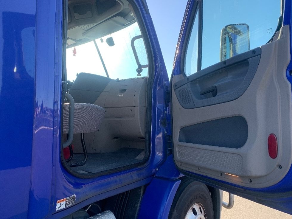 Day Cab Tractor-Heavy Duty Tractors-Freightliner-2020-Cascadia 11364ST-Ocala-FL-394,789\n\t\tmiles-$ 45,000 - Image 12