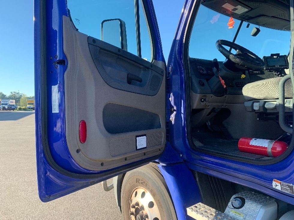 Day Cab Tractor-Heavy Duty Tractors-Freightliner-2020-Cascadia 11364ST-Ocala-FL-394,789\n\t\tmiles-$ 45,000 - Image 9