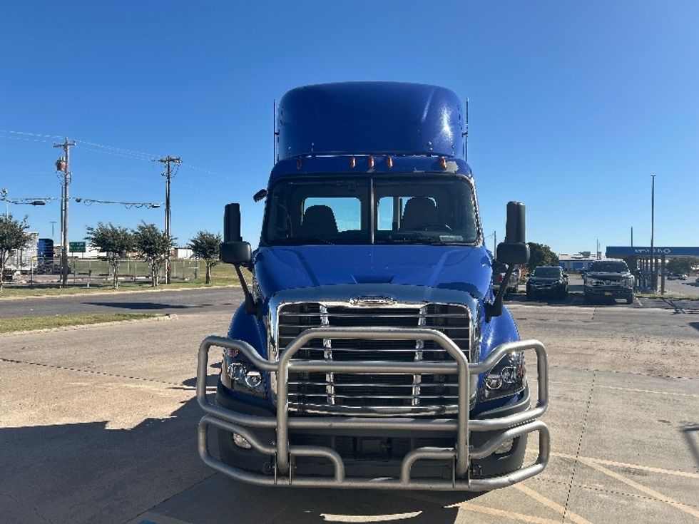 2020 Freightliner Cascadia 113" sleeper cab photo 2