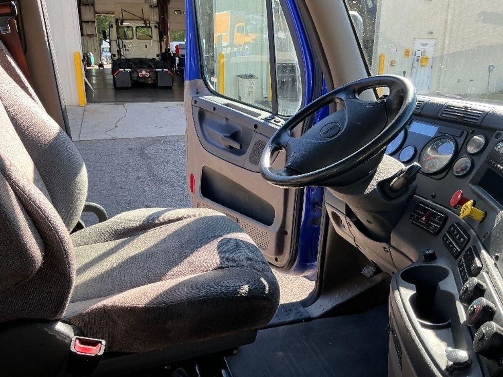 Day Cab Tractor-Heavy Duty Tractors-Freightliner-2020-Cascadia 11364ST-Prince George-VA-348,525\n\t\tmiles-$ 47,500 - Image 14