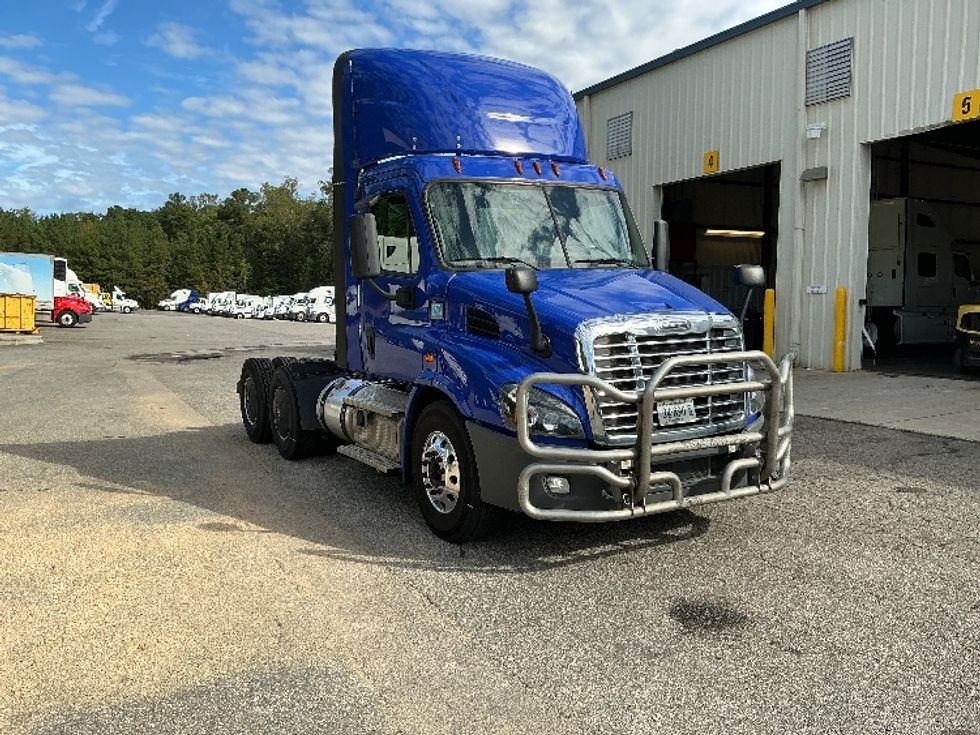 Day Cab Tractor-Heavy Duty Tractors-Freightliner-2020-Cascadia 11364ST-Prince George-VA-357,257\n\t\tmiles-$ 47,000 - Image 1