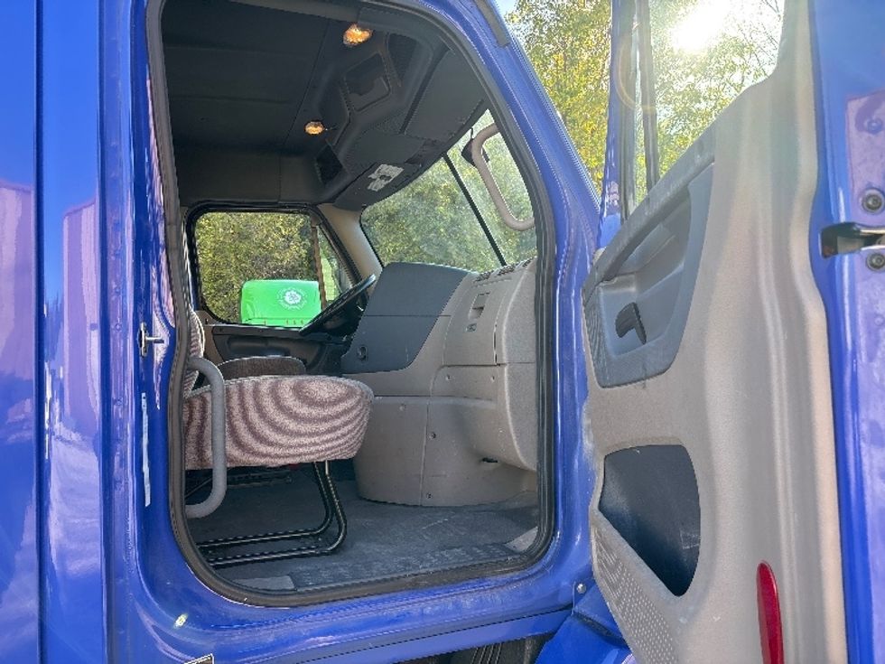 Day Cab Tractor-Heavy Duty Tractors-Freightliner-2020-Cascadia 11364ST-South Bend-IN-433,390\n\t\tmiles-$ 40,500 - Image 12