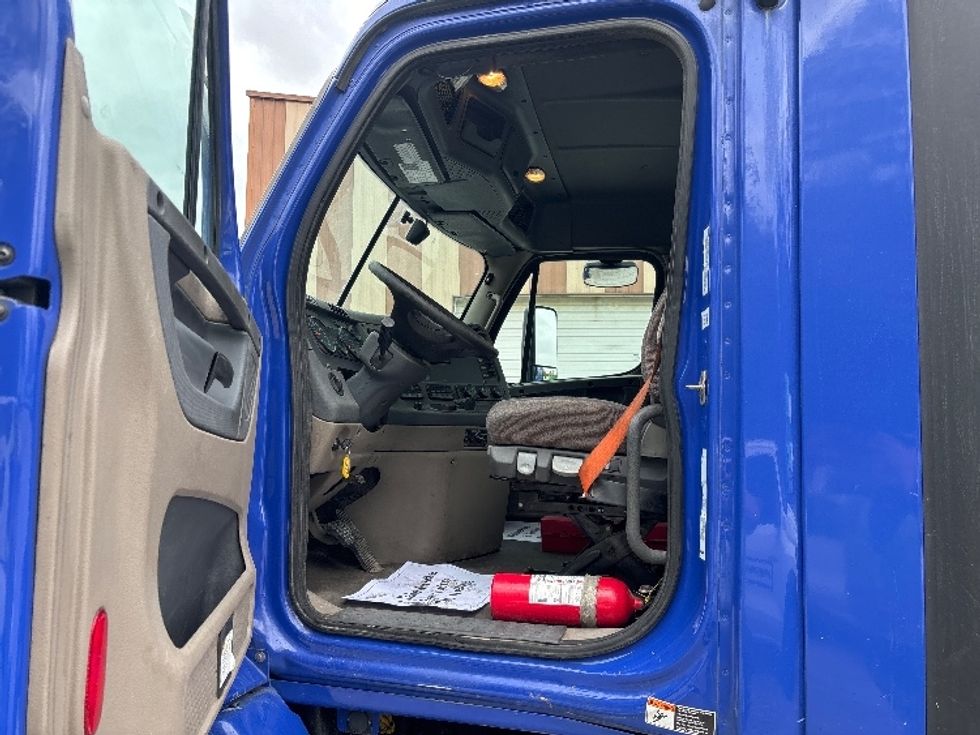 Day Cab Tractor-Heavy Duty Tractors-Freightliner-2020-Cascadia 11364ST-South Bend-IN-472,324\n\t\tmiles-$ 37,250 - Image 9
