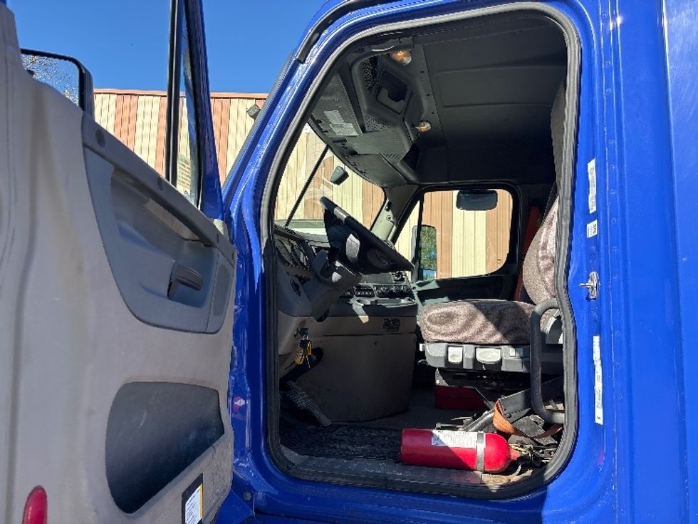 Day Cab Tractor-Heavy Duty Tractors-Freightliner-2020-Cascadia 11364ST-South Bend-IN-546,730\n\t\tmiles-$ 31,000 - Image 9