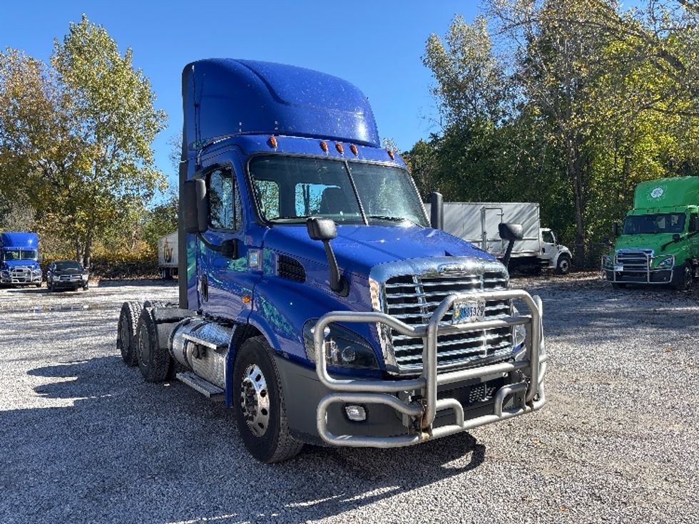 Day Cab Tractor-Heavy Duty Tractors-Freightliner-2020-Cascadia 11364ST-South Bend-IN-575,615\n\t\tmiles-$ 28,500 - Image 1