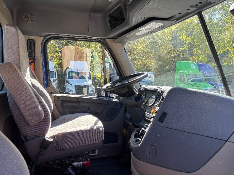 Day Cab Tractor-Heavy Duty Tractors-Freightliner-2020-Cascadia 11364ST-South Bend-IN-575,615\n\t\tmiles-$ 28,500 - Image 14