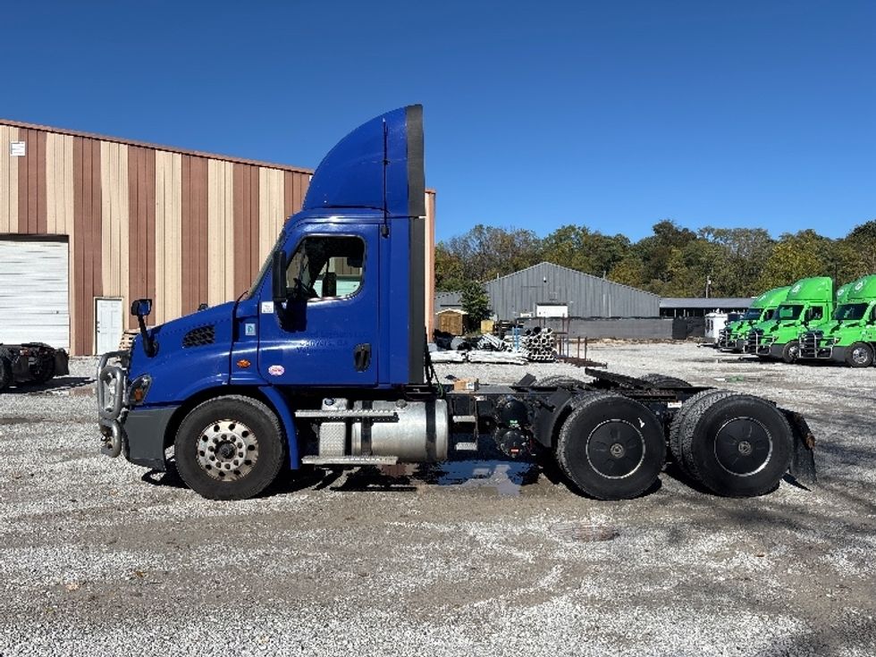 Day Cab Tractor-Heavy Duty Tractors-Freightliner-2020-Cascadia 11364ST-South Bend-IN-575,615\n\t\tmiles-$ 28,500 - Image 4