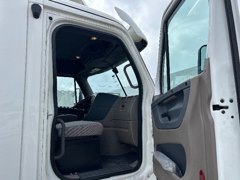 Day Cab Tractor-Heavy Duty Tractors-Freightliner-2020-Cascadia 11364ST-Sturtevant-WI-375,851\n\t\tmiles-$ 41,750 - Image 12