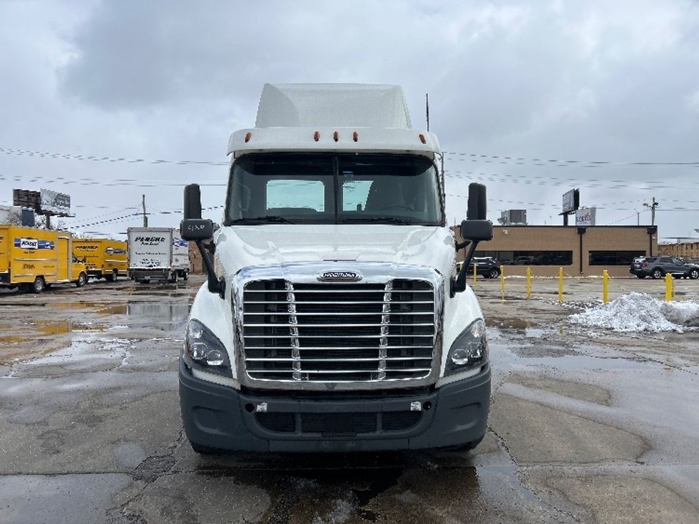 Day Cab Tractor-Heavy Duty Tractors-Freightliner-2020-Cascadia 11364ST-Sturtevant-WI-375,851\n\t\tmiles-$ 41,750 - Image 2