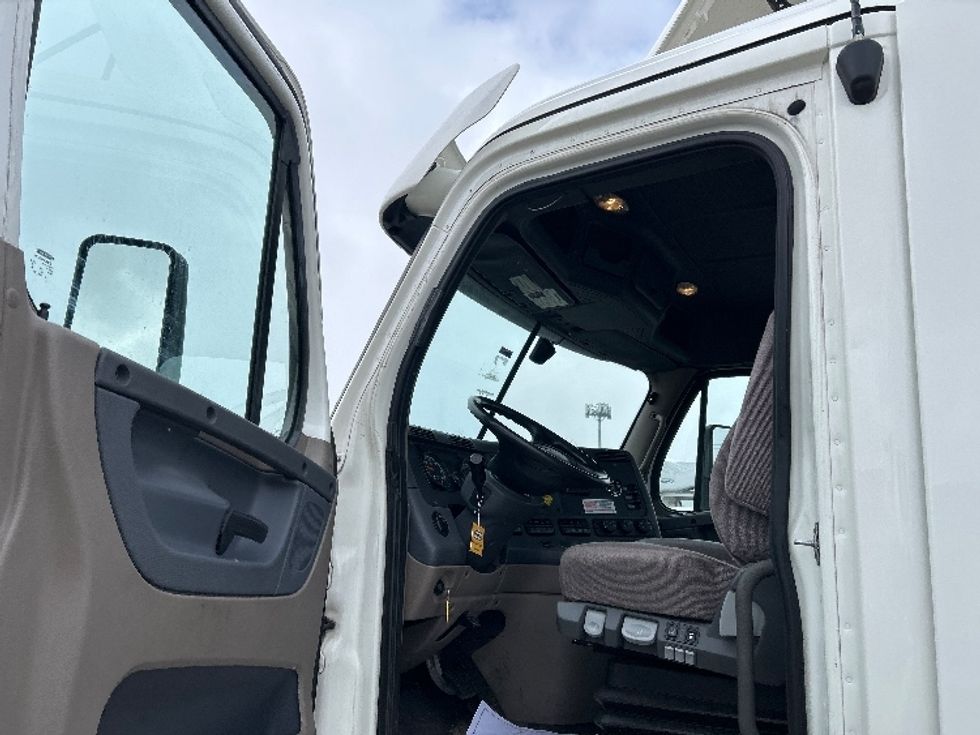 Day Cab Tractor-Heavy Duty Tractors-Freightliner-2020-Cascadia 11364ST-Sturtevant-WI-375,851\n\t\tmiles-$ 41,750 - Image 9