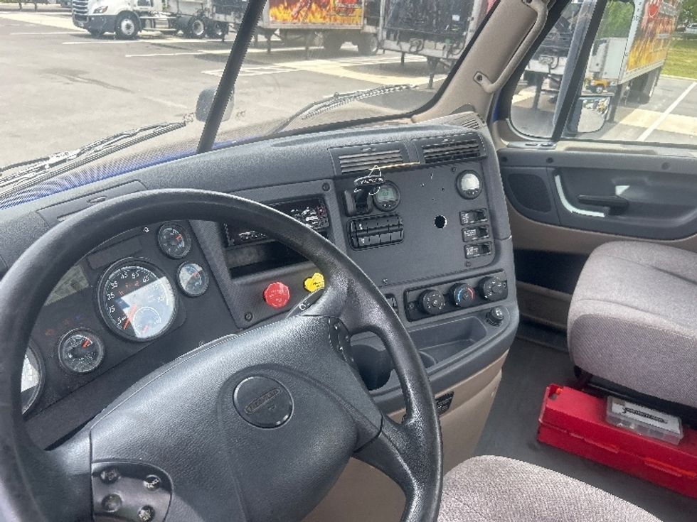 Day Cab Tractor-Heavy Duty Tractors-Freightliner-2020-Cascadia 11364ST-Tampa-FL-411,512\n\t\tmiles-$ 42,250 - Image 10
