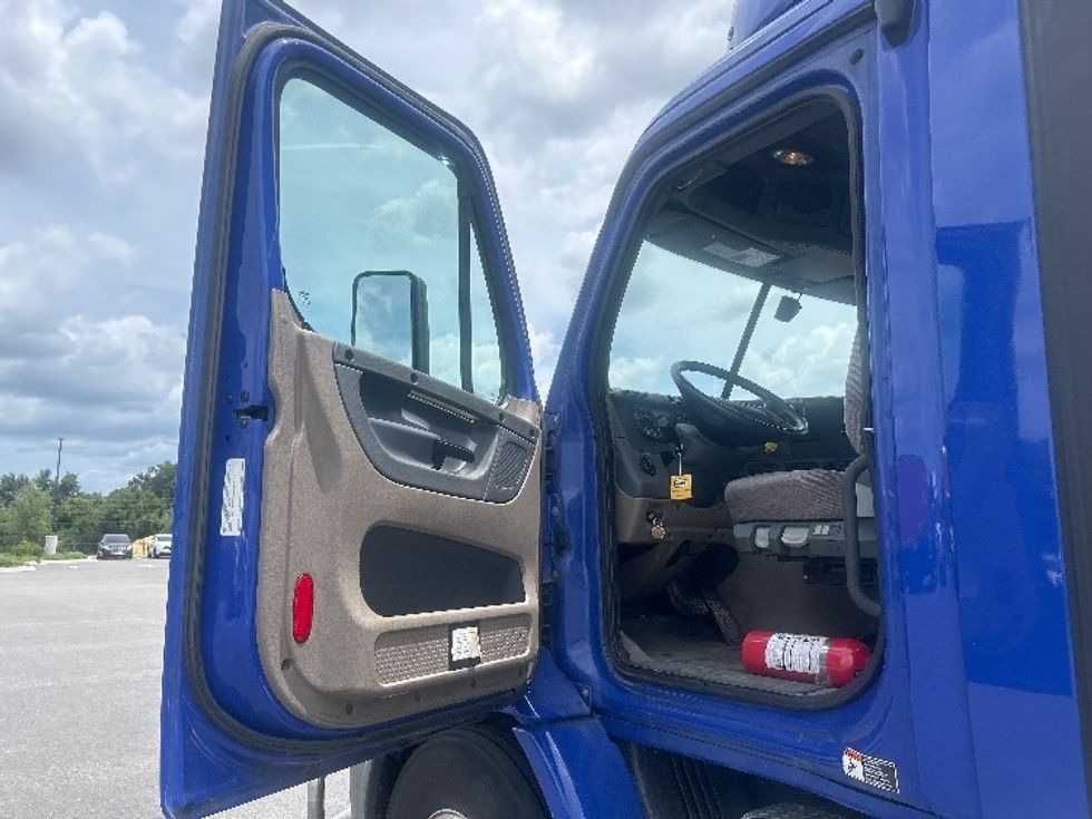 Day Cab Tractor-Heavy Duty Tractors-Freightliner-2020-Cascadia 11364ST-Tampa-FL-411,512\n\t\tmiles-$ 42,250 - Image 9
