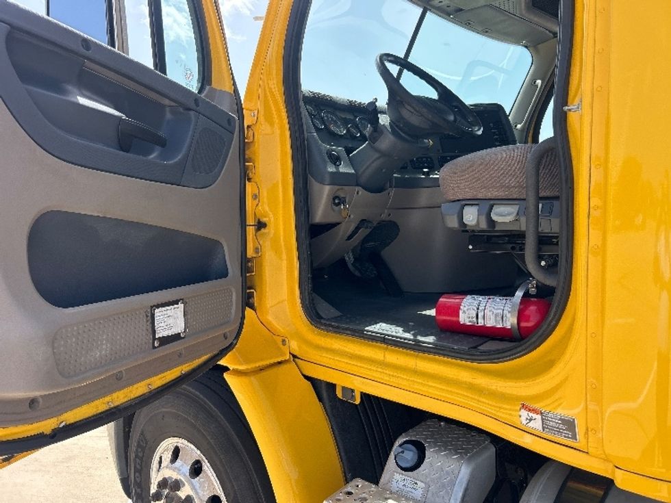 Day Cab Tractor-Heavy Duty Tractors-Freightliner-2020-Cascadia 11364ST-Terrell-TX-392,646\n\t\tmiles-$ 39,250 - Image 9