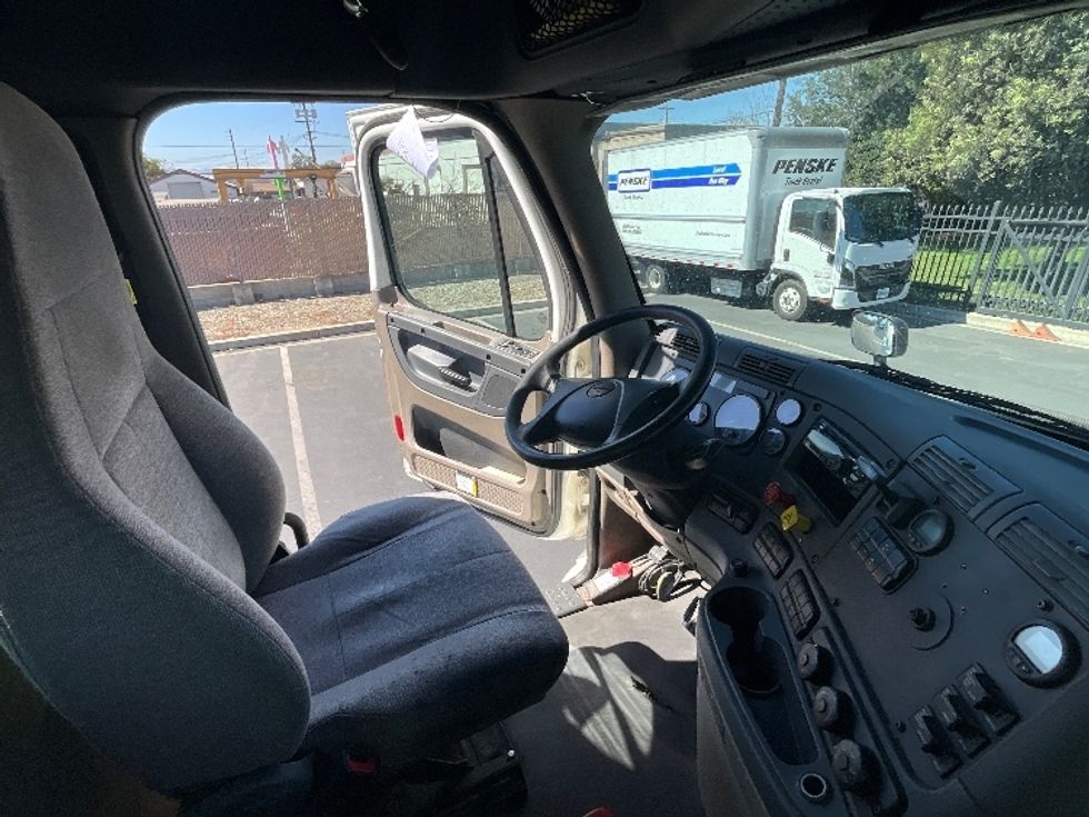 Day Cab Tractor-Heavy Duty Tractors-Freightliner-2020-Cascadia 11364ST-Torrance-CA-177,144\n\t\tmiles-$ 60,000 - Image 14