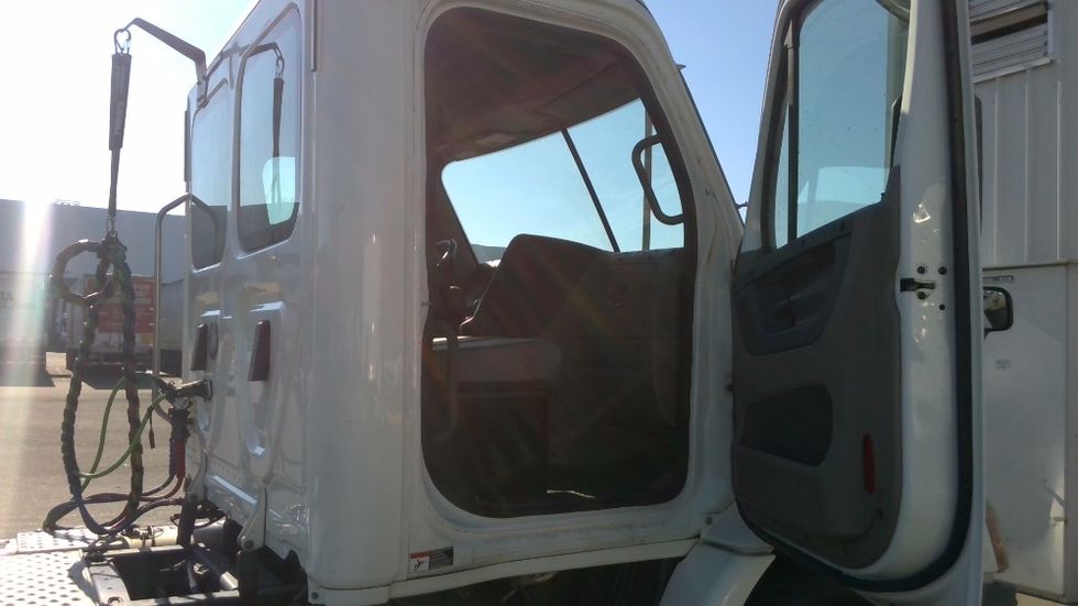 Day Cab Tractor-Heavy Duty Tractors-Freightliner-2020-Cascadia 11364ST-Tracy-CA-308,384\n\t\tmiles-$ 44,000 - Image 12