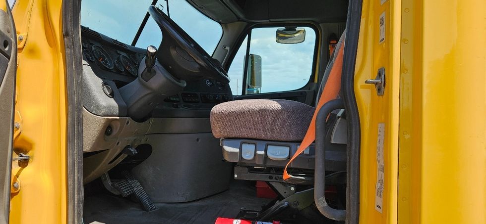Day Cab Tractor-Heavy Duty Tractors-Freightliner-2020-Cascadia 11364ST-Tulsa-OK-305,437\n\t\tmiles-$ 45,250 - Image 9