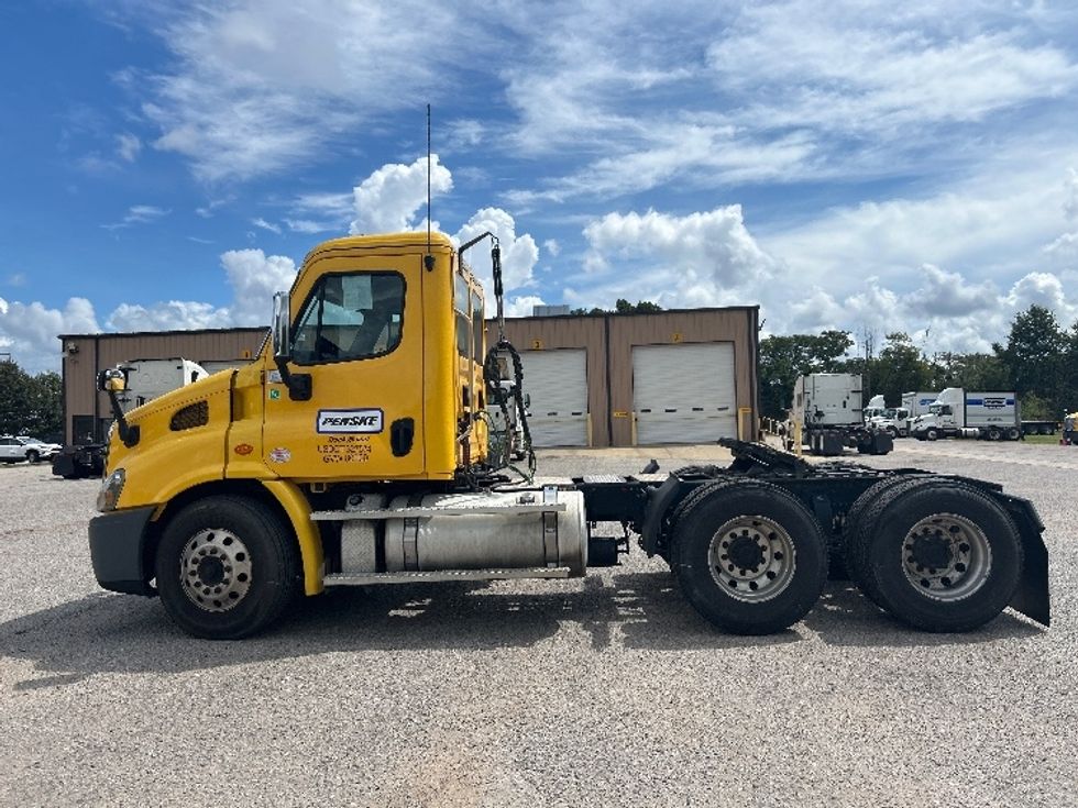 Day Cab Tractor-Heavy Duty Tractors-Freightliner-2020-Cascadia 11364ST-Tuscaloosa-AL-533,373\n\t\tmiles-$ 32,250 - Image 4