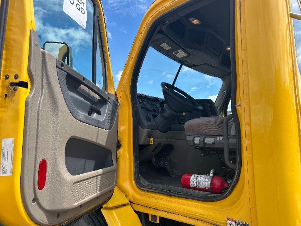 Day Cab Tractor-Heavy Duty Tractors-Freightliner-2020-Cascadia 11364ST-Tuscaloosa-AL-533,373\n\t\tmiles-$ 32,250 - Image 9