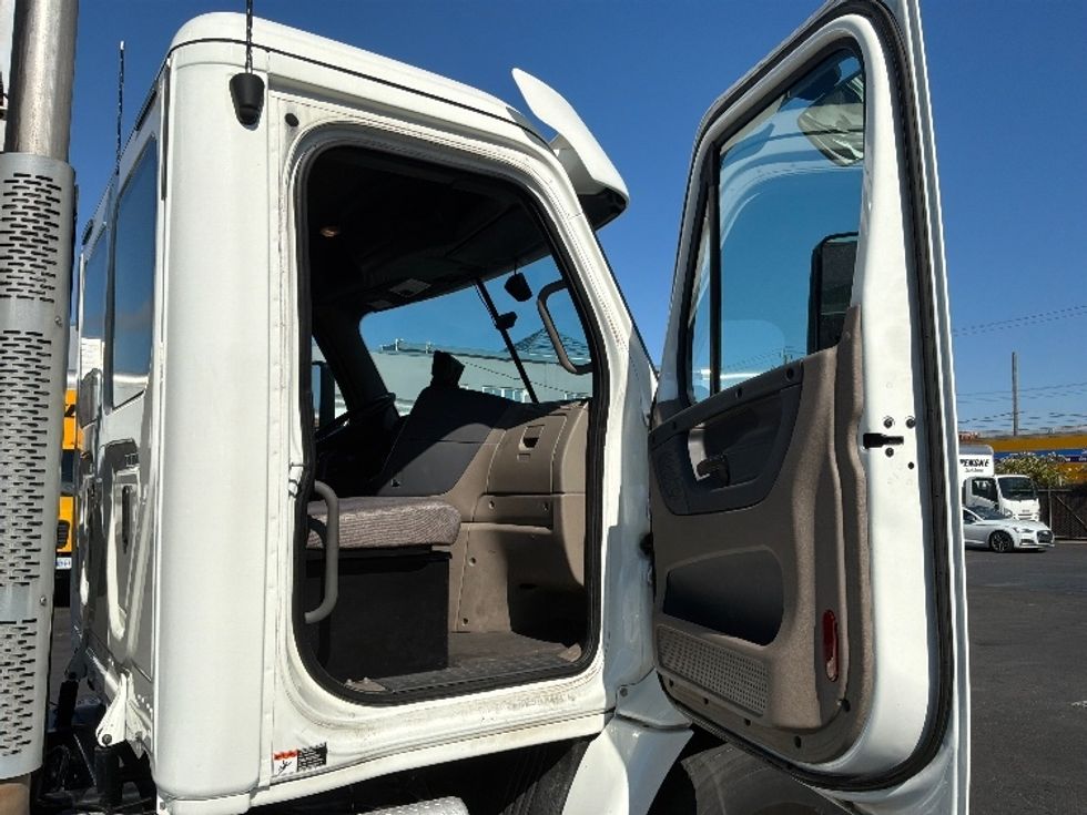Day Cab Tractor-Heavy Duty Tractors-Freightliner-2020-Cascadia 11364ST-West Sacramento-CA-62,227\n\t\tmiles-$ 63,500 - Image 12