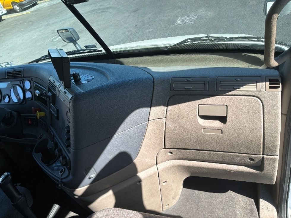 Day Cab Tractor-Heavy Duty Tractors-Freightliner-2020-Cascadia 11364ST-West Sacramento-CA-62,227\n\t\tmiles-$ 63,500 - Image 13