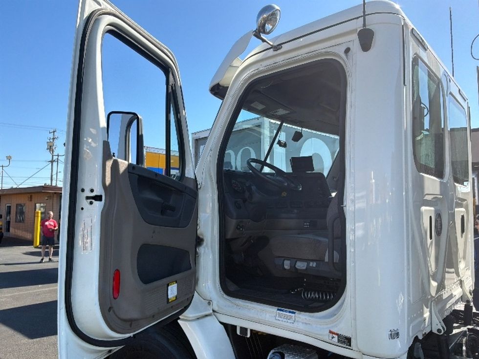 Day Cab Tractor-Heavy Duty Tractors-Freightliner-2020-Cascadia 11364ST-West Sacramento-CA-62,227\n\t\tmiles-$ 63,500 - Image 9