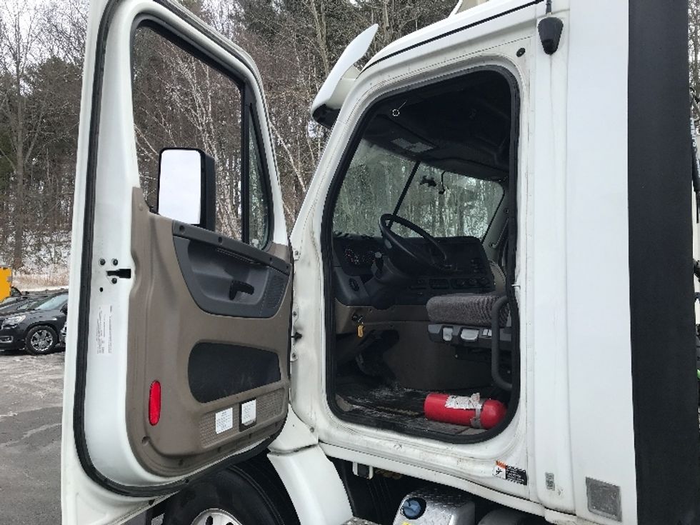Day Cab Tractor-Heavy Duty Tractors-Freightliner-2020-Cascadia 11364ST-Westfield-MA-207,202\n\t\tmiles-$ 53,250 - Image 9