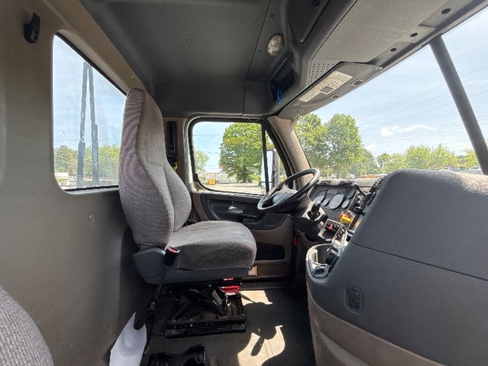 Day Cab Tractor-Heavy Duty Tractors-Freightliner-2020-Cascadia 12542ST-Atlanta-GA-456,204\n\t\tmiles-$ 34,000 - Image 14