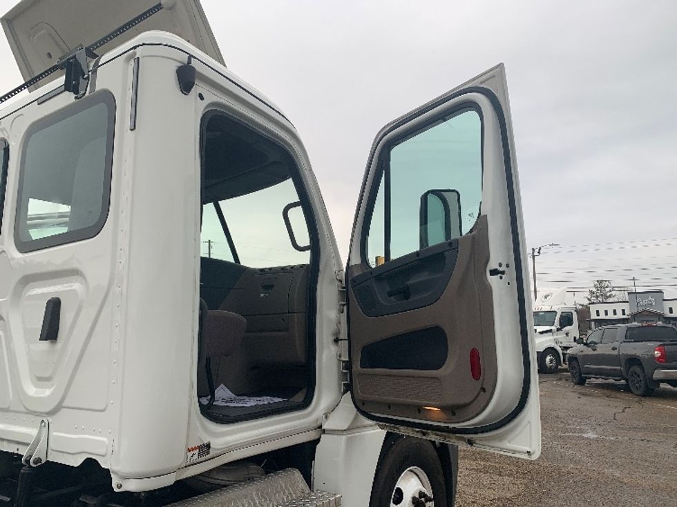 Day Cab Tractor-Heavy Duty Tractors-Freightliner-2020-Cascadia 12542ST-Belden-MS-576,432\n\t\tmiles-$ 21,250 - Image 12