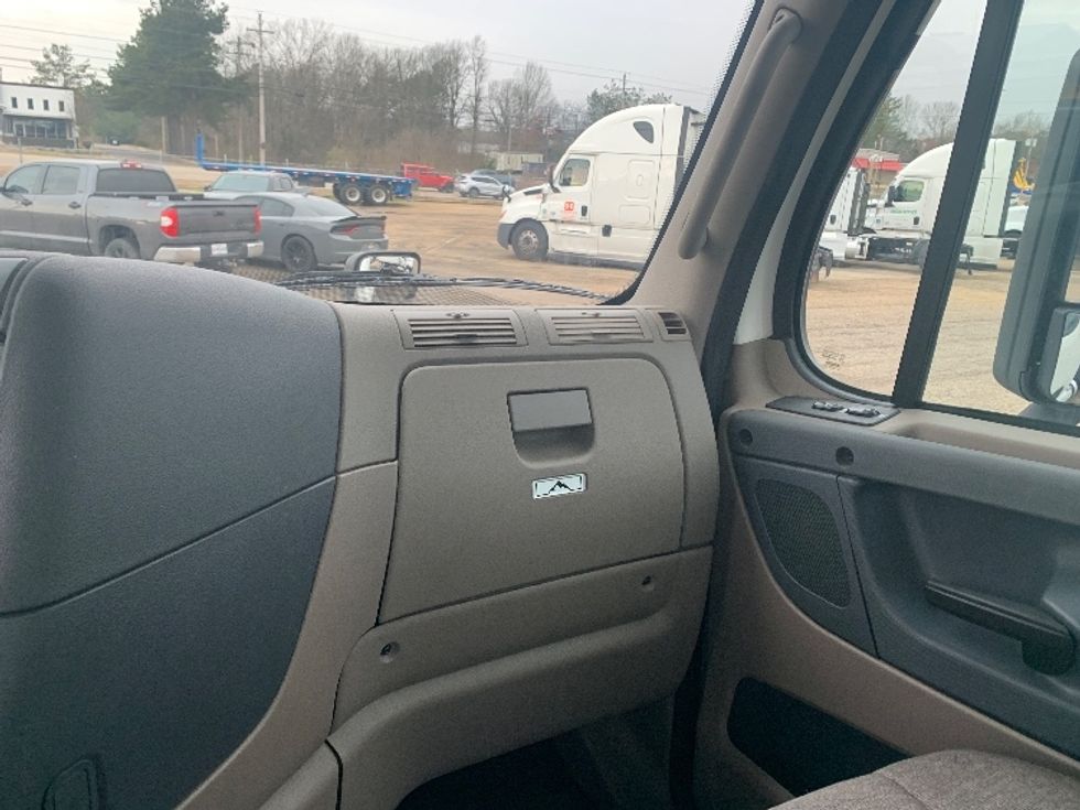 Day Cab Tractor-Heavy Duty Tractors-Freightliner-2020-Cascadia 12542ST-Belden-MS-576,432\n\t\tmiles-$ 21,250 - Image 13