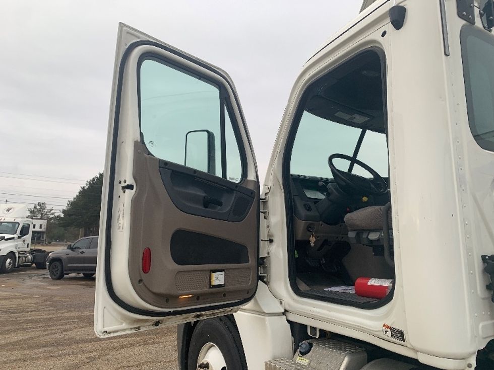 Day Cab Tractor-Heavy Duty Tractors-Freightliner-2020-Cascadia 12542ST-Belden-MS-576,432\n\t\tmiles-$ 21,250 - Image 9