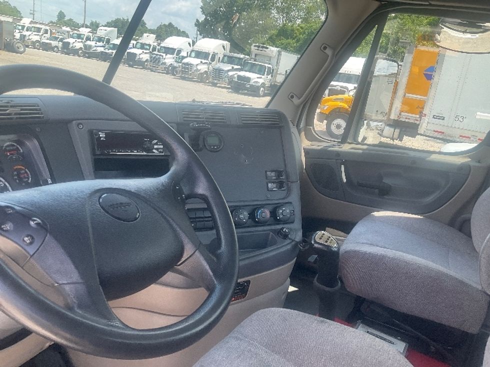 Day Cab Tractor-Heavy Duty Tractors-Freightliner-2020-Cascadia 12542ST-Conyers-GA-171,296\n\t\tmiles-$ 44,750 - Image 10