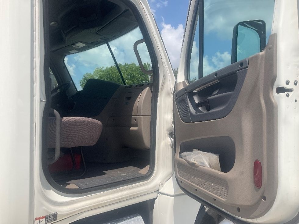 Day Cab Tractor-Heavy Duty Tractors-Freightliner-2020-Cascadia 12542ST-Conyers-GA-171,296\n\t\tmiles-$ 44,750 - Image 12