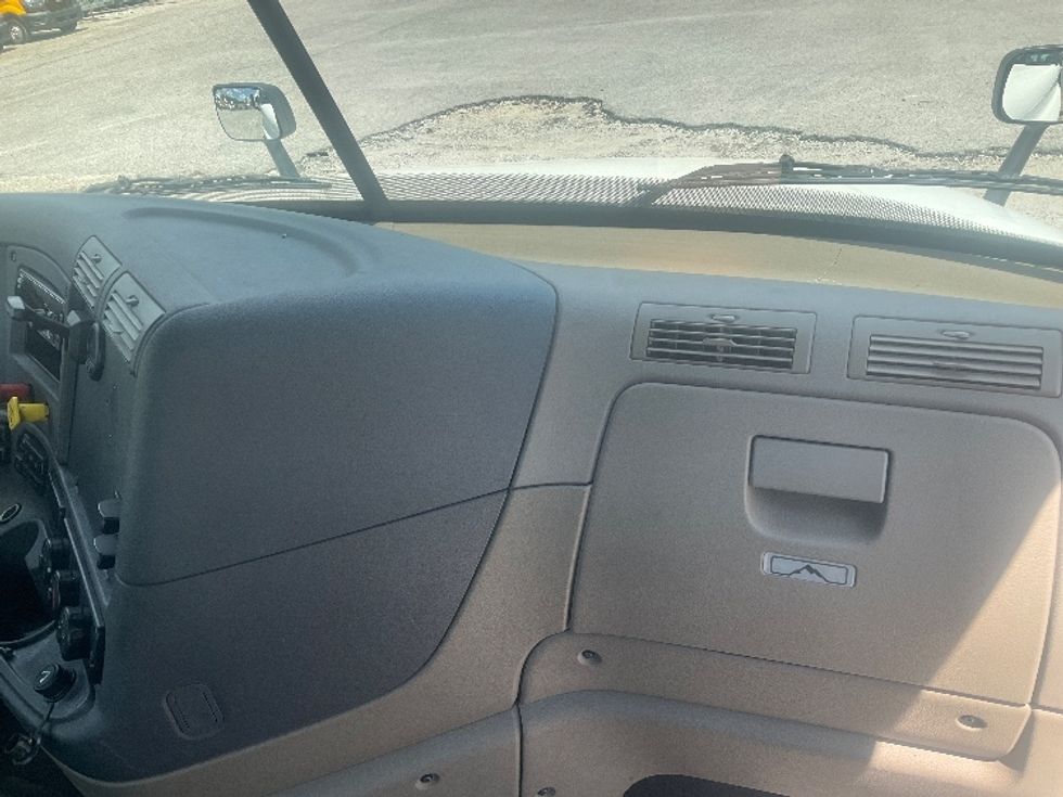 Day Cab Tractor-Heavy Duty Tractors-Freightliner-2020-Cascadia 12542ST-Conyers-GA-171,296\n\t\tmiles-$ 44,750 - Image 13