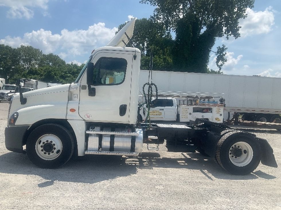 Day Cab Tractor-Heavy Duty Tractors-Freightliner-2020-Cascadia 12542ST-Conyers-GA-171,296\n\t\tmiles-$ 44,750 - Image 4