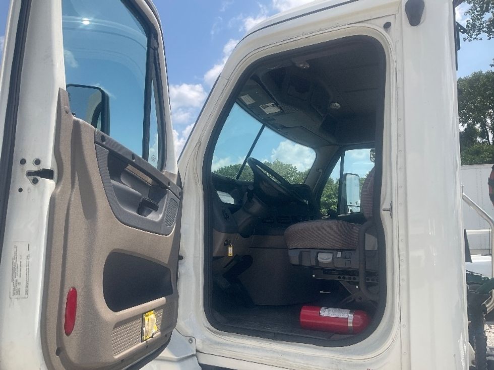 Day Cab Tractor-Heavy Duty Tractors-Freightliner-2020-Cascadia 12542ST-Conyers-GA-171,296\n\t\tmiles-$ 44,750 - Image 9