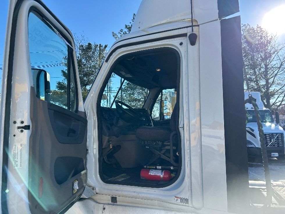 Day Cab Tractor-Heavy Duty Tractors-Freightliner-2020-Cascadia 12542ST-Dayton-NJ-367,576\n\t\tmiles-$ 46,000 - Image 9