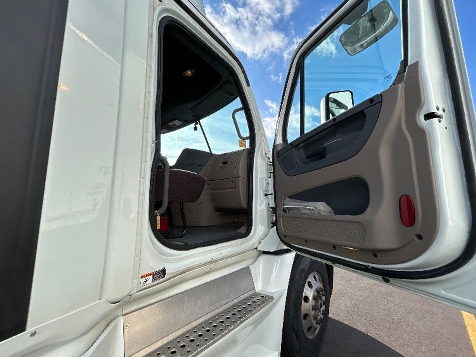 Day Cab Tractor-Heavy Duty Tractors-Freightliner-2020-Cascadia 12542ST-Elmira-NY-166,926\n\t\tmiles-$ 54,250 - Image 10