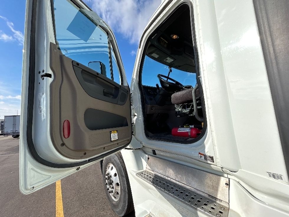 Day Cab Tractor-Heavy Duty Tractors-Freightliner-2020-Cascadia 12542ST-Elmira-NY-166,926\n\t\tmiles-$ 54,250 - Image 7