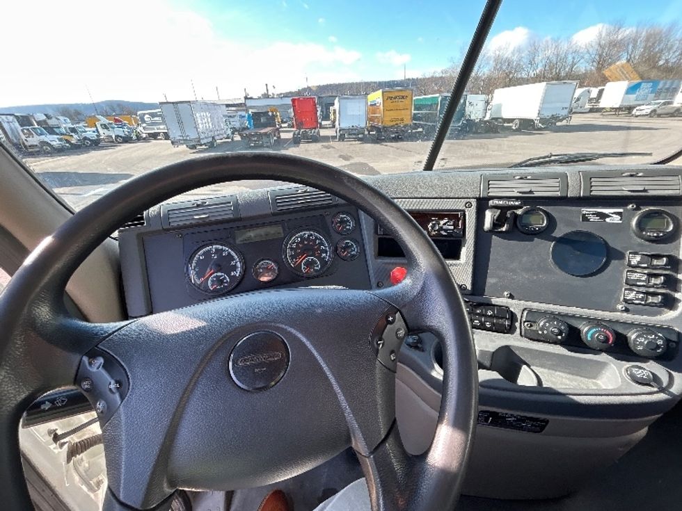 Day Cab Tractor-Heavy Duty Tractors-Freightliner-2020-Cascadia 12542ST-Elmira-NY-166,926\n\t\tmiles-$ 54,250 - Image 9