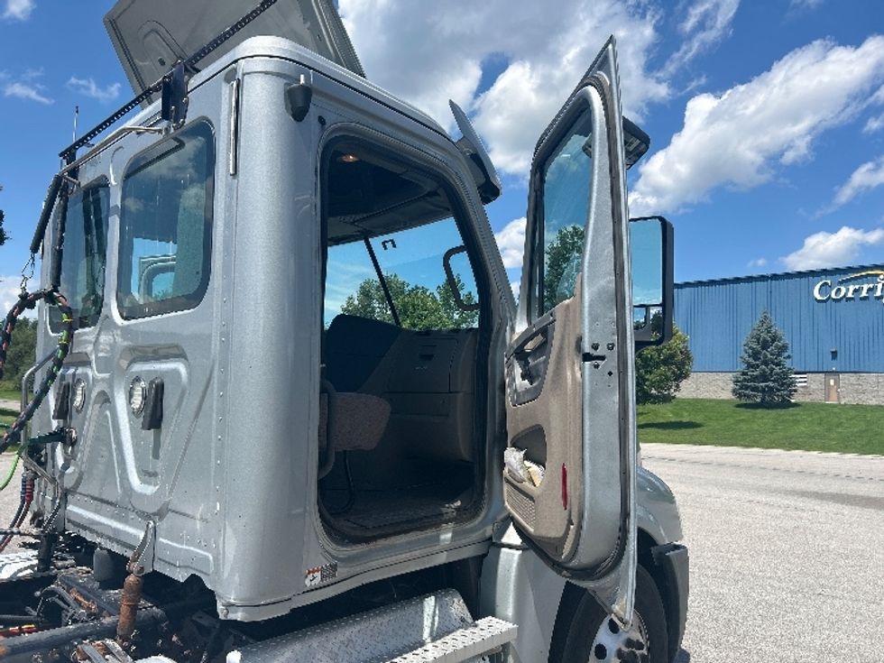 Day Cab Tractor-Heavy Duty Tractors-Freightliner-2020-Cascadia 12542ST-Flower Mound-TX-186,794\n\t\tmiles-$ 49,750 - Image 12