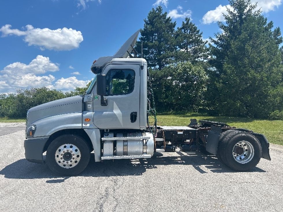 Day Cab Tractor-Heavy Duty Tractors-Freightliner-2020-Cascadia 12542ST-Flower Mound-TX-186,794\n\t\tmiles-$ 49,750 - Image 4