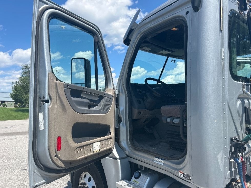 Day Cab Tractor-Heavy Duty Tractors-Freightliner-2020-Cascadia 12542ST-Flower Mound-TX-186,794\n\t\tmiles-$ 49,750 - Image 9