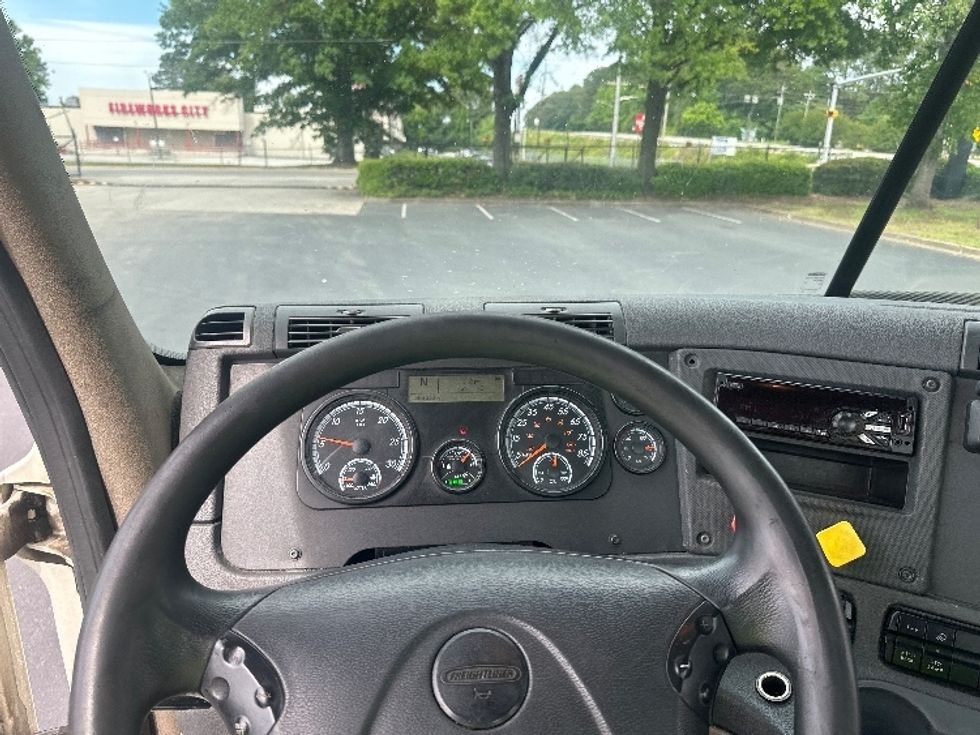 Day Cab Tractor-Heavy Duty Tractors-Freightliner-2020-Cascadia 12542ST-Forest Park-GA-385,043\n\t\tmiles-$ 31,500 - Image 11