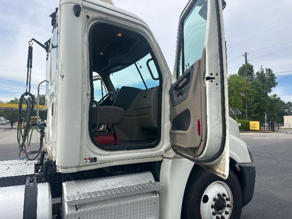 Day Cab Tractor-Heavy Duty Tractors-Freightliner-2020-Cascadia 12542ST-Forest Park-GA-385,043\n\t\tmiles-$ 31,500 - Image 12
