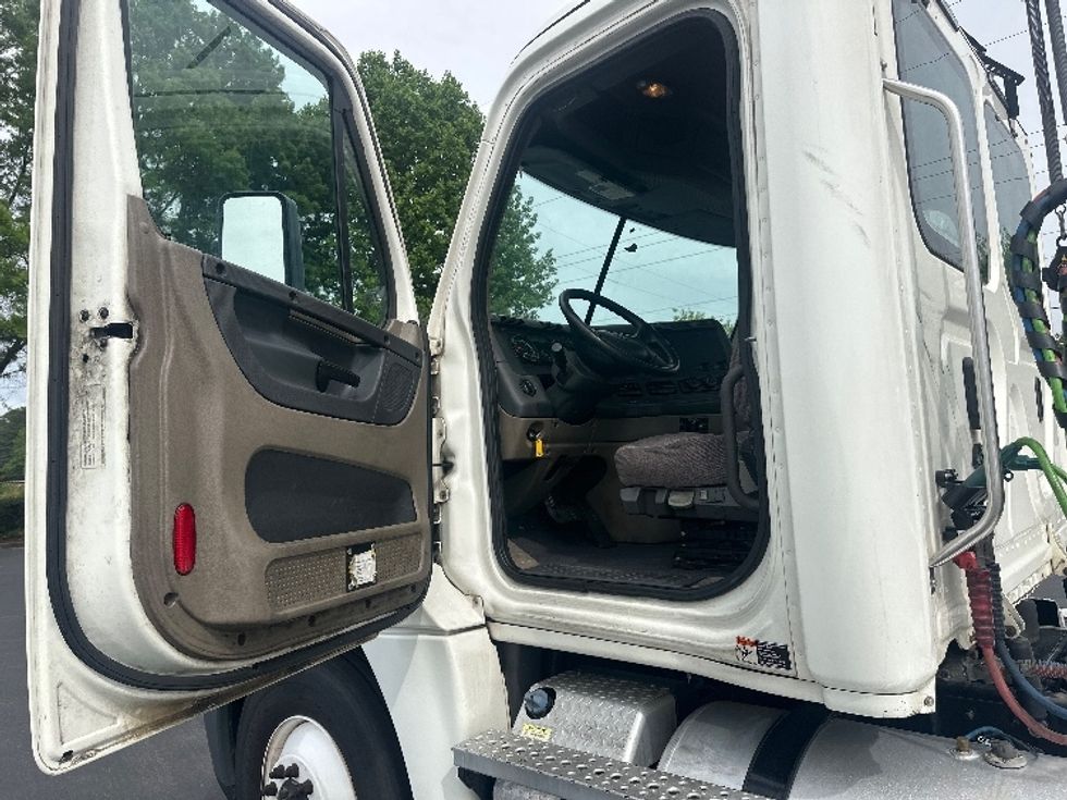 Day Cab Tractor-Heavy Duty Tractors-Freightliner-2020-Cascadia 12542ST-Forest Park-GA-385,043\n\t\tmiles-$ 31,500 - Image 9