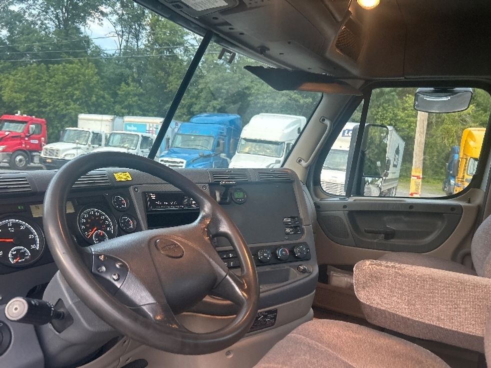 Day Cab Tractor-Heavy Duty Tractors-Freightliner-2020-Cascadia 12542ST-Fredonia-NY-272,912\n\t\tmiles-$ 44,000 - Image 10